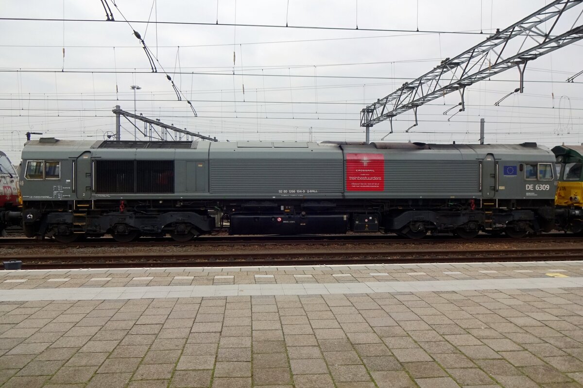 Nach Verschiebeaktion von ein LTE 189er steht CrossRail DE 6309 am 27 November in Venlo gegen der Prellbock.