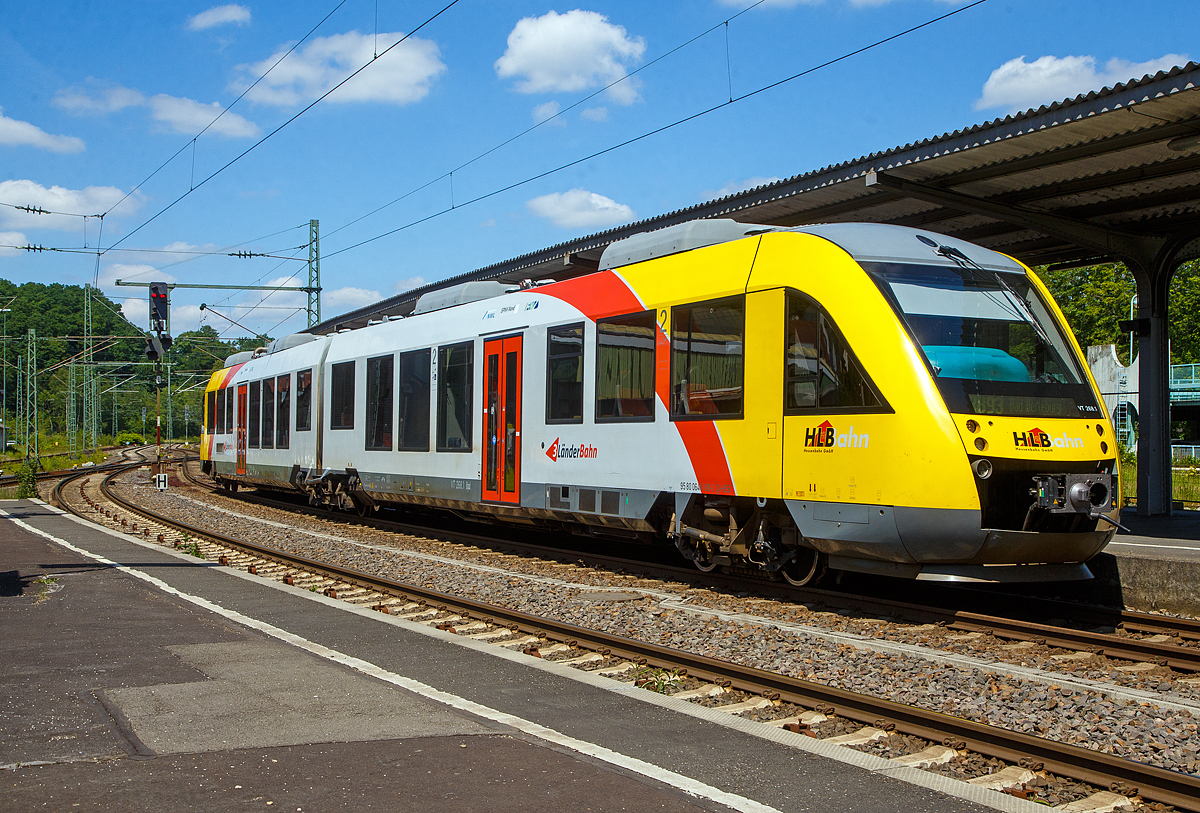 Nachdem der RE 9 in Richtung Köln durch ist, wird der VT 268 (95 80 0648 168-2 D-HEB /95 80 0648 668-1 D-HEB) ein Alstom Coradia LINT 41 der HLB Hessenbahn GmbH, am 02.06.2022 im Bahnhof Betzdorf (Sieg) auf Gleis 106, als RB 93  Rothaarbahn  (Betzdorf - Siegen - Kreuztal - Bad Berleburg) bereitgestellt.

Der Alstom Coradia LINT 41 wurde 2004 von Alstom (LHB) in Salzgitter unter der Fabriknummer 1188-018 für die vectus Verkehrsgesellschaft mbH gebaut, mit dem Fahrplanwechsel am 14.12.2014 wurden alle Fahrzeuge der vectus nun zum Eigentum der HLB, die Hessische Landesbahn hatte 74,9% der Gesellschaftsanteile. 