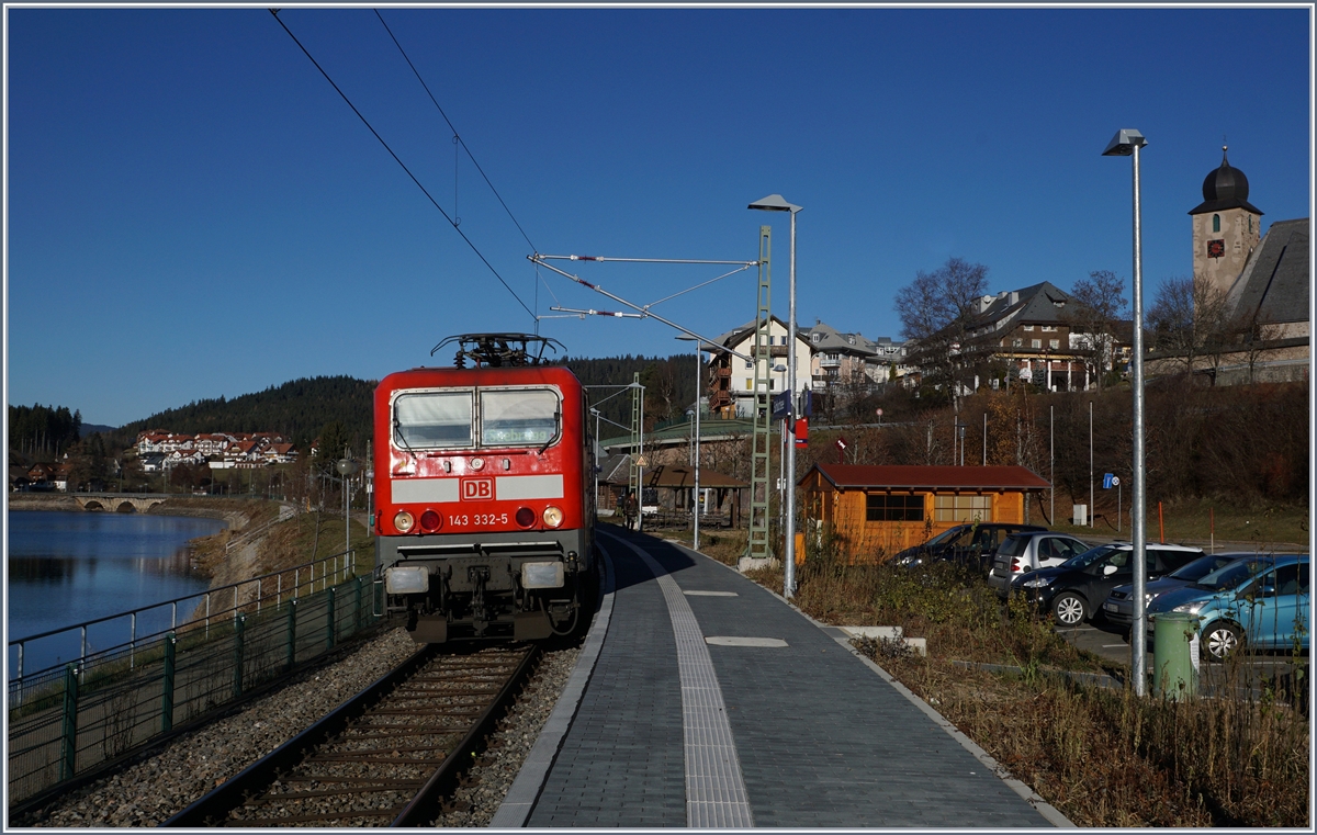Nachdem die Regionalbahn von Freiburg nach Seebrugg in Schluchsee mit der 143 332-5 gehalten hat, reicht es gerade noch fr ein Bild der Lok in dieser schnen Umgebung.
29. Nov. 2016