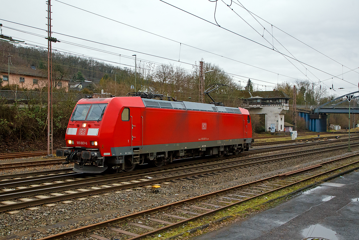 Nachdem sie am 29.12.2021 den langen Coilzug im Rbf Kreuztal abgestellt hat, fährt die 185 067-6 (91 80 6185 067-6 D-DB) der DB Cargo AG nun in die Abstellgruppe.

Die TRAXX F140 AC1 wurde 2002 bei Bombardier in Kassel unter der Fabriknummer 33475 gebaut.
