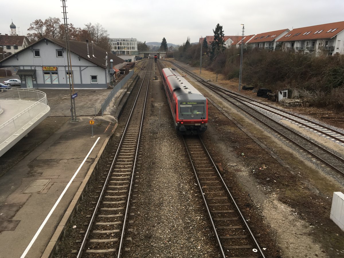 Nachschuss auf die Rb 22364 nach Munderkinegn im Bahnhof Ehingen (Donau) wo von 628 004 gefahren wurde.

Auch die Br 628 soll auf der Rb Linie zwischen Langenau und Ehingen ersetzt werden, im Laufe des Jahres 2017 sollen die 628er durch modernisierte Triebwagen der Br 644 ersetzt werden.

Die 628 sind auf dem Umlauf Langenau - Ehingen zwar noch deutlich in überzahl aber auch hier hat man schon den einen oder anderen 644 gesehen.