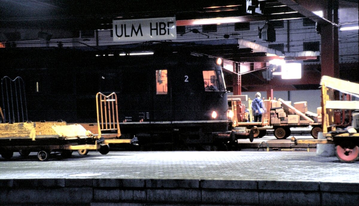 Nächtliche Szene mit 118 006-6 und viel Gepäck auf dem Bahnsteig in Ulm am 17.10.1980.