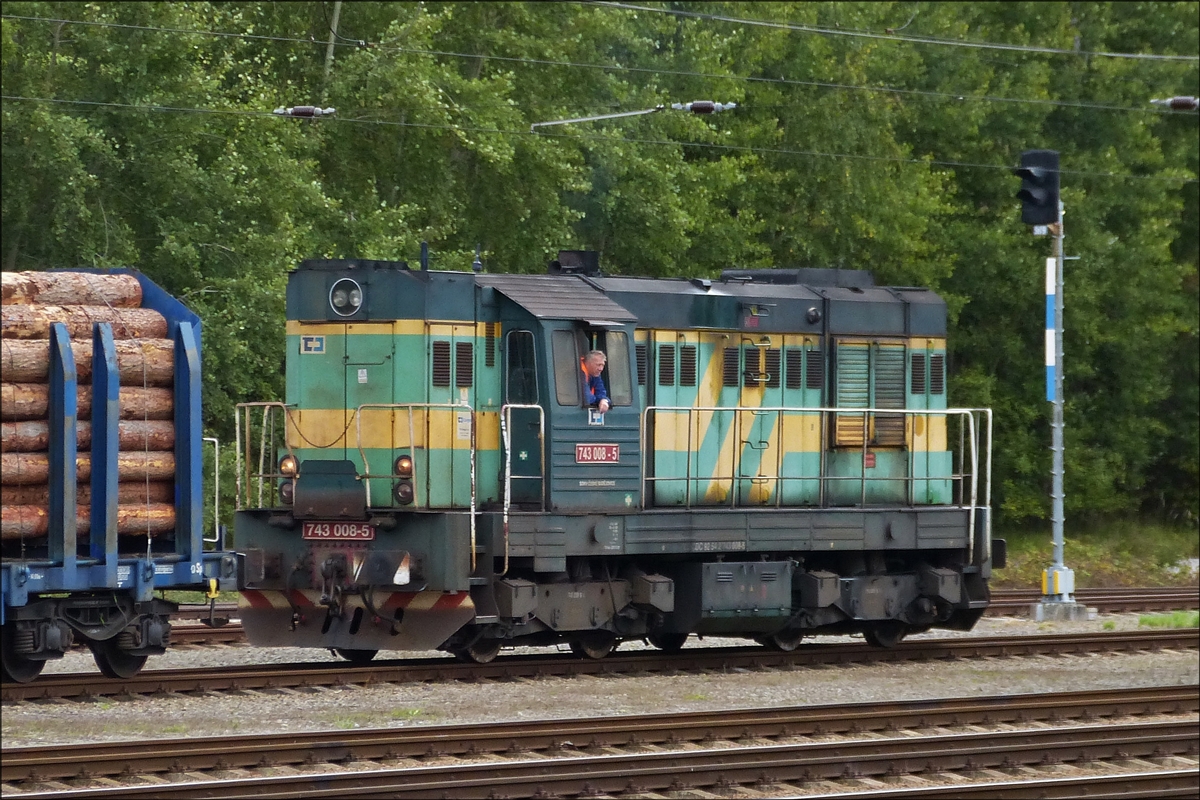 Nahe dem Bahnhof Horni Dvoriste in Tschechien steht Diesellok 743 008-5, von dieser Lok wurden 10 Stck 1988 von CKD gebaut, Antrieb Dieselelektrisch; Leistung 800kW; L..P. 13600 mm, Gewicht 66 t; Vmax 90 km/h.  22.09.2018 