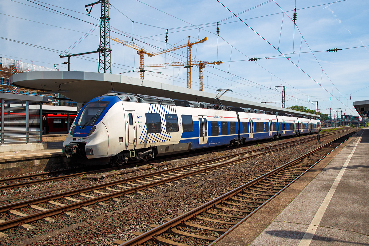 
National Express 870 (ein fünfteiliger Bombardier Talent 2) am 01.06.2019 beim Halt im Bahnhof Köln Messe/Deutz, als RB 48  Rhein-Wupper-Bahn  (Wuppertal-Oberbarmen - Köln - Bonn-Mehlem).