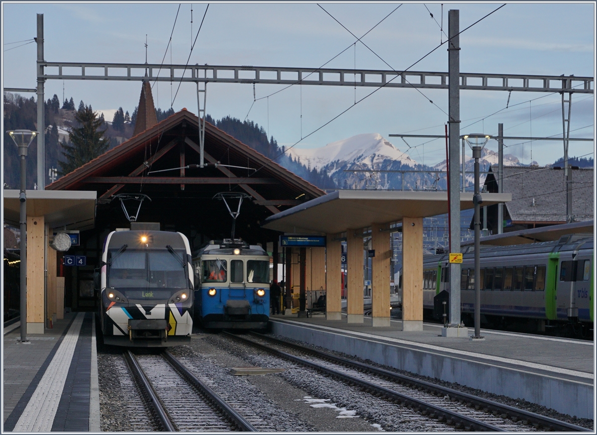 Neben dem  Monarch  nach Lenk wartet der ABDe 8/8 4002 auf die Abfahrt nach Gstaad (- Montreux).
Zweisimmen, den 10. Jan. 2018