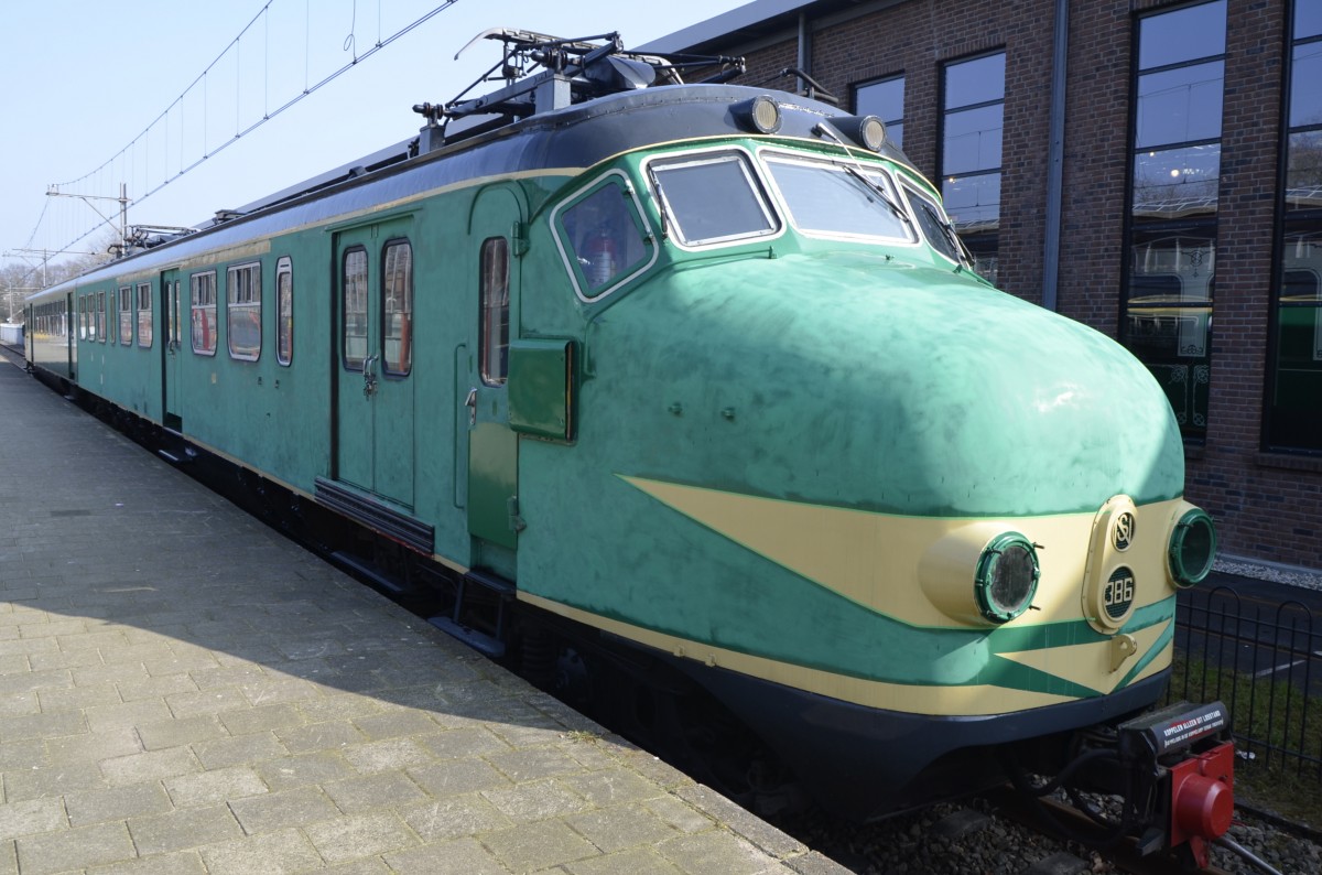 Nederlands Spoorwegmuseum Utrecht: Elektrischer Triebwagen 386  De Hondekoop , 1500 Volt von 1962, Hg 140 km/h. (12.03.2016)