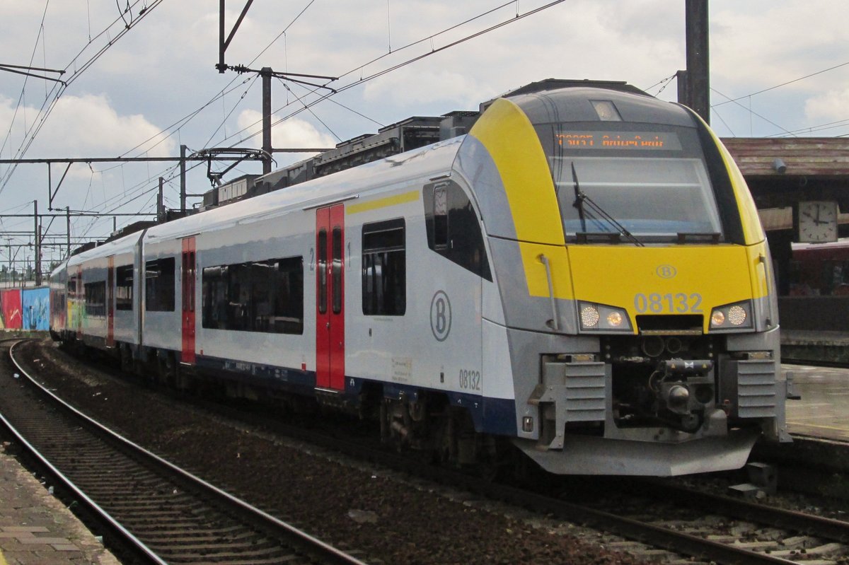 NMBS 08132 hält am 18 Juni 2014 in Antwerpen Berchem.