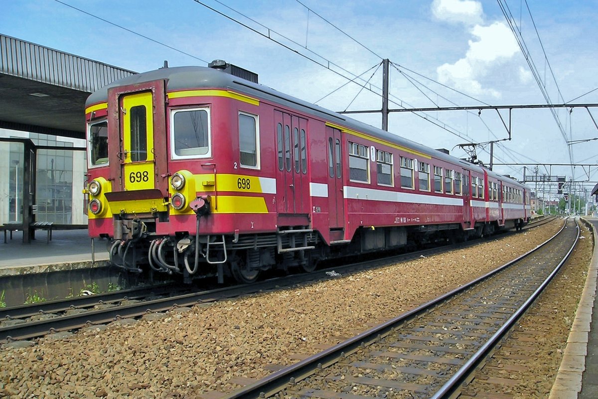 NMBS 698 steht am 10 September 2010 in Antwerpen-Berchem-