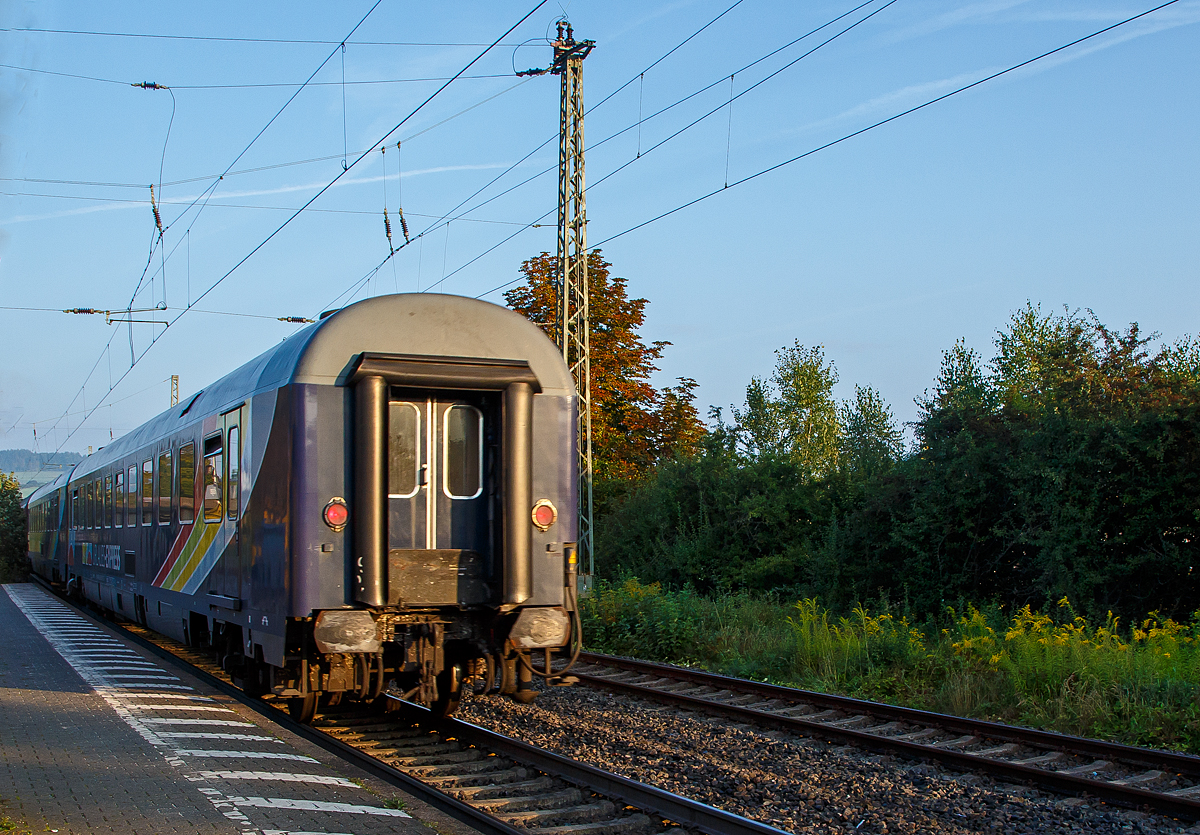 Noch ein Nachschuss auf den Nacht- und Autoreisezug Urlaubs-Express der Unternehmensgruppe Train4you dem UEx Night Verona – Düsseldorf (UEx 1384) der am Sonntagmorgen, dem 05.09.2021 durch Haiger in Richtung Siegen fuhr. Zuglok war die MREC – Dispolok E 189-909 / Siemens ES 64 F4 – 009 (91 80 6189 909-5 D-DISPO - Class 189-VE). Der Zug hält auch in Siegen und fährt dann über die Siegstrecke. Autoverladungen finden aber nur in den Endbahnhöfen Verona und Düsseldorf statt.