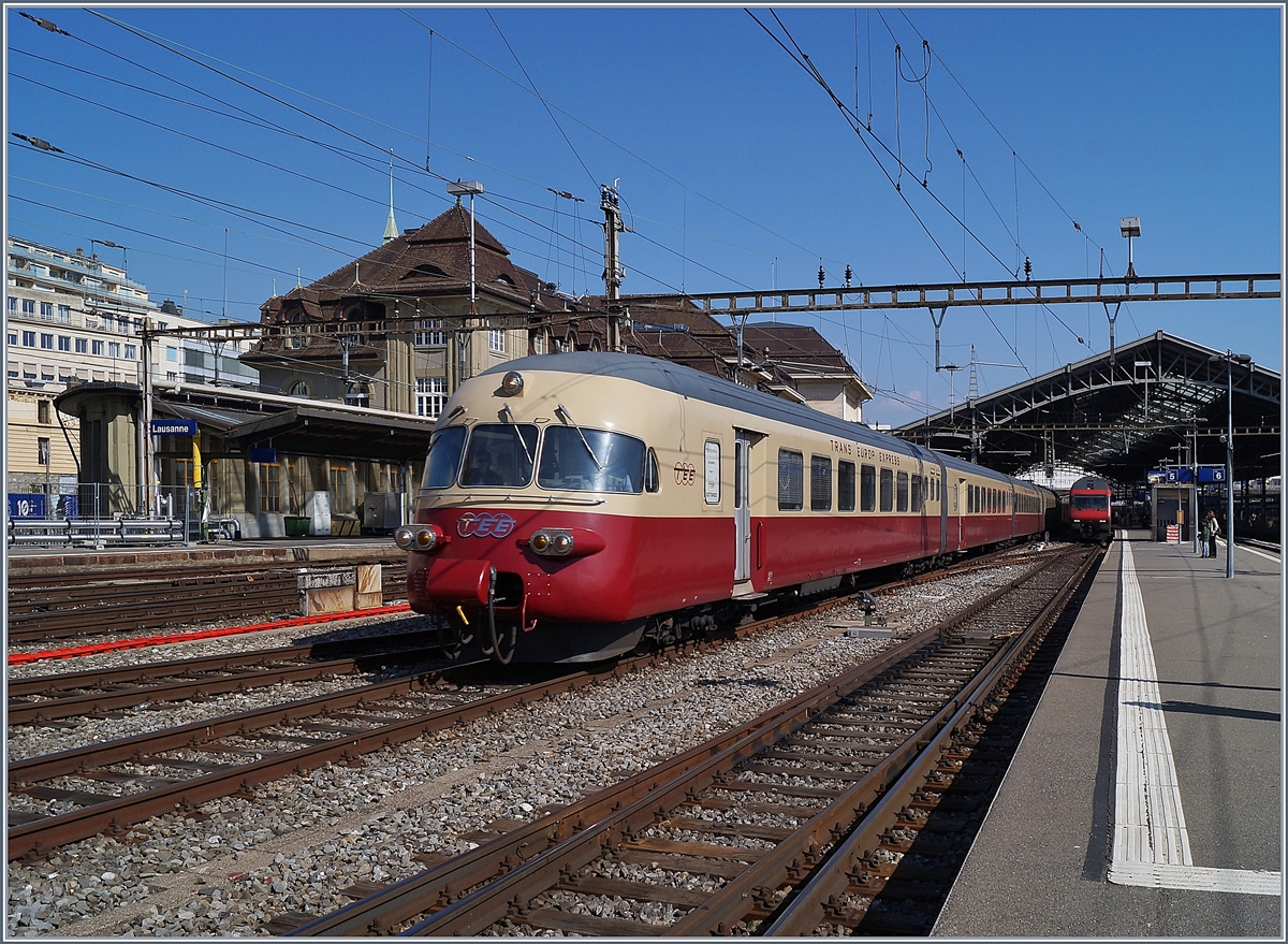 Noch einmal der SBB Historic RAe TEE II 1053, diesmal bei seiner Abfahrt in Lausanne in Richtung Biel/Bienne.

31. März 2019