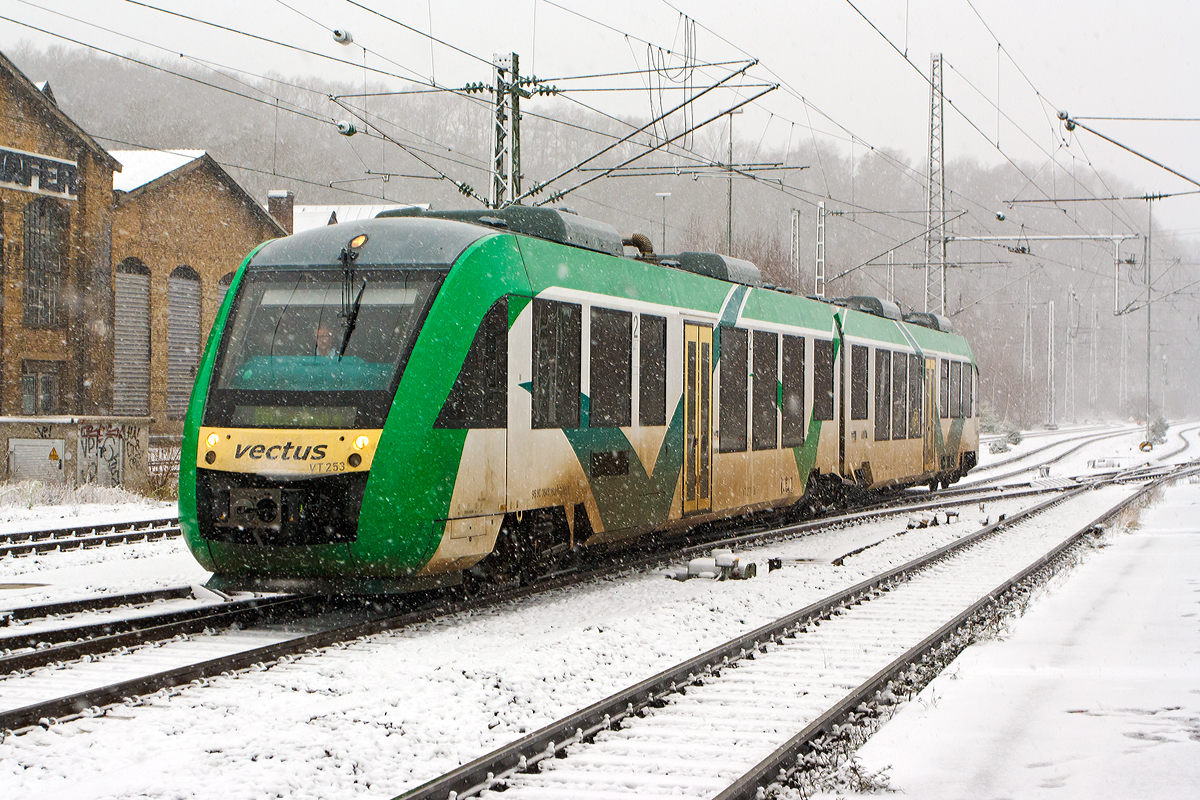 
Noch in Farbgebung und mit der NVR-Nummer der vectus, aber nun zur HLB Hessenbahn GmbH gehörend, fährt der VT 253 (95 80 0648 153-4 D-VCT / 95 80 0648 653-3 D-VCT) als RB 95  Sieg-Dill-Bahn  (Au/Sieg-Siegen-Dillenburg), in den Bahnhof Betzdorf/Sieg ein. 

Der Alstom Coradia LINT 41 wurde 2004 von Alstom (LHB) in Salzgitter unter der Fabriknummer 1188-003 für die vectus Verkehrsgesellschaft mbH gebaut, mit dem Fahrplanwechsel am 14.12.2014 gingen alle Fahrzeuge der vectus zur HLB über, die Hessische Landesbahn hatte 74,9% der Gesellschaftsanteile.
