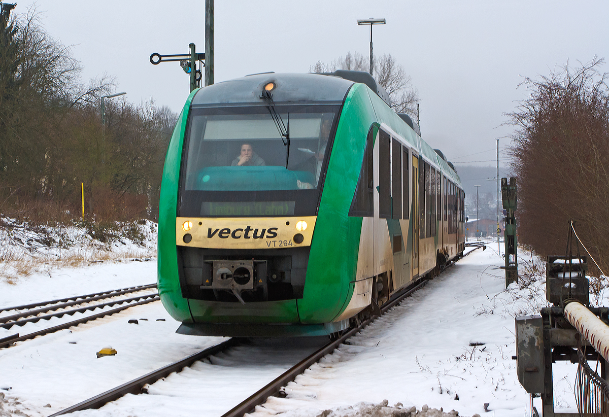 
Noch in Farbgebung und mit der NVR-Nummer der vectus, aber nun zur HLB Hessenbahn GmbH gehörend, VT 264 (95 80 0648 164-1 D-VCT / 95 80 0648 664-0 D-VCT) fährt am 31.12.2014, als RB 90   Oberwesterwaldbahn   Au(Sieg)-Altenkirchen-Hachenburg-Westerburg-Limburg(Lahn), vom Bahnhof Westerburg weiter in Richtung Limburg. 

Nochmals einen Gruß an den freundlichen Tf zurück.