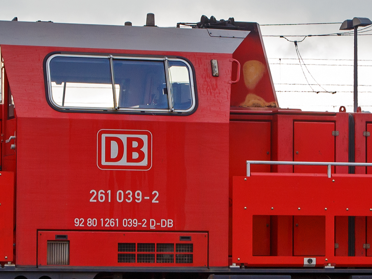 
Nochmal als Detailbild, die 261 039-2 der DB Cargo am 01.12.2017 beim Bahnhof Montabaur.

Hier sieht man noch besser die ersten Alterungsspuren nach sechs Jahren. Die Voith Gravita 10 BB wurde 2011 unter der Fabriknummer L04-10090 gebaut.