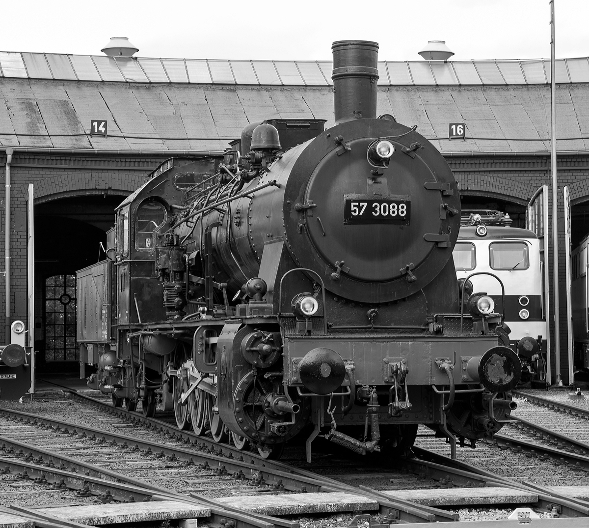 
Nochmal nun in schwarz-weiß....
Die preußische G10 Schlepptender-Güterzuglokomotive 57 3088 (ex G10 6011 Halle, ex DB 057 088-7) am 26.08.2017 beim Lokschuppenfest im Südwestfälische Eisenbahnmuseum in Siegen.

Die Lok wurde 1922 von Rheinmetall unter der Fabriknummer 550 gebaut und als G10 6011 Halle an die Deutsche Reichsbahn geliefert, 1925 erfolgte die um Bezeichnung in DR 57 3088 (nach dem Krieg DB 57 3088). Kurz vor der z-Stellung am 10.06.1968 wurde sie zum 01.01.1968 noch in DB 057 088-7 umgezeichnet. Am 24.06.1970 schied sie aus dem Bestand der DB aus. Von 1974 bis 2002 war sie als Denkmal auf dem Gelände des Bahnbetriebswerks Haltingen aufgestellt (mit Unterbrechungen als Ausstellungstück). Nachdem der Personalbestand in Haltingen zur Pflege gemäß den Auflagen des VM Nürnberg nicht mehr ausreichte, kam sie 2002 nach Siegen.