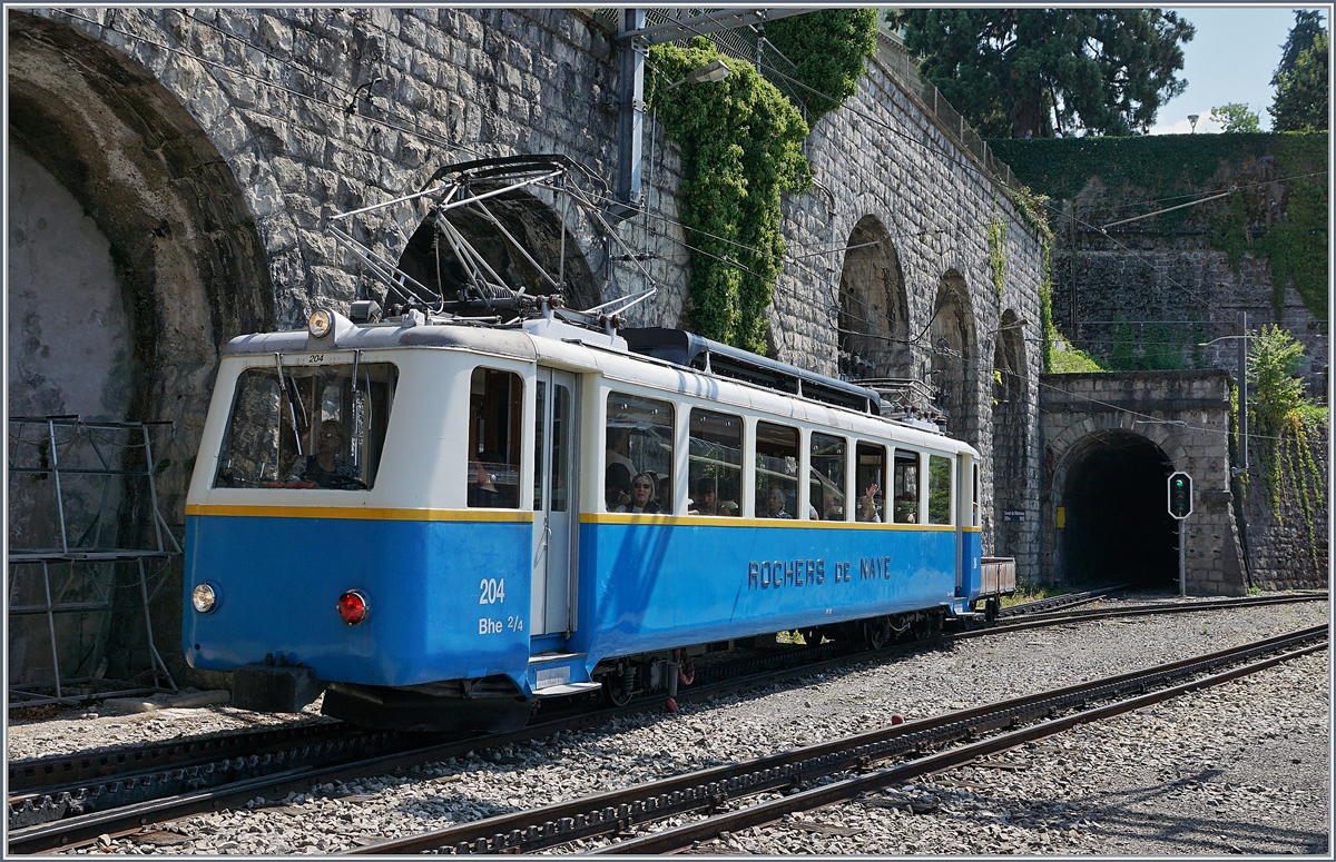 Nochmals der Bhe 2/4 204 als Regionalzug Richtung Rochers de Naye bei der Abfahrt in Montreux.
21.August 2018 