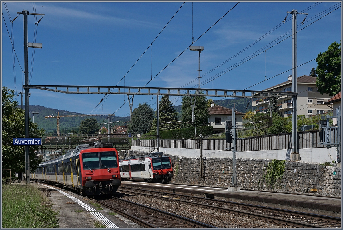 NPZ und Domino gemeinsam; auch 2017 noch möglich, auch wenn der  NPZ  eigentlich ein RBe 562 Pendelzug ist. Während der Domino von Buttes nach Neuchtel fährt, stellt der NPZ den Anschluss von Neuchatel an den TGV nach Paris in Frasne her.
Auvernier den 16. Mai 2017.  