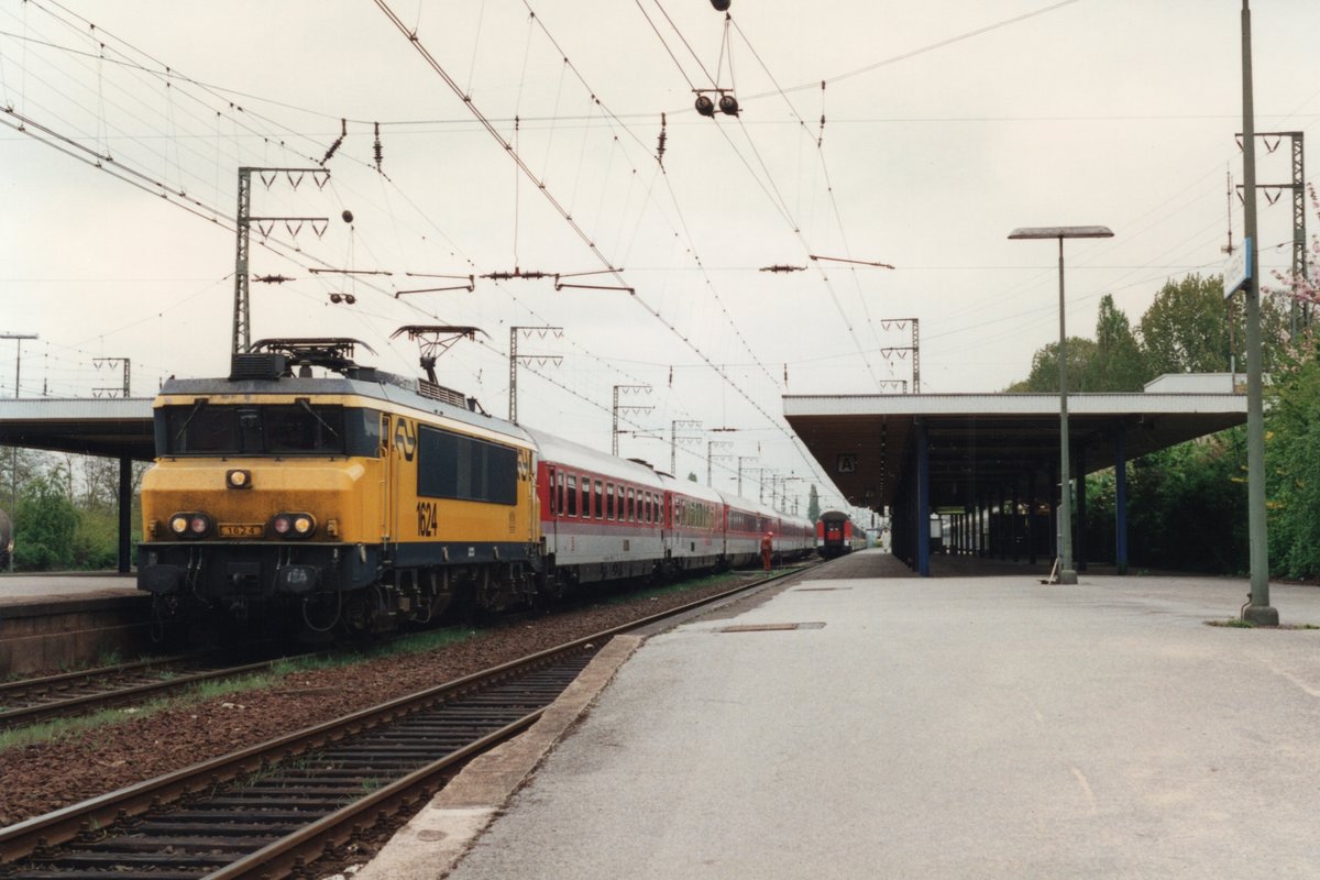 NS 1624 steht mit EC 144 VERMEER am 10 Mai 1995 in Emmerich.