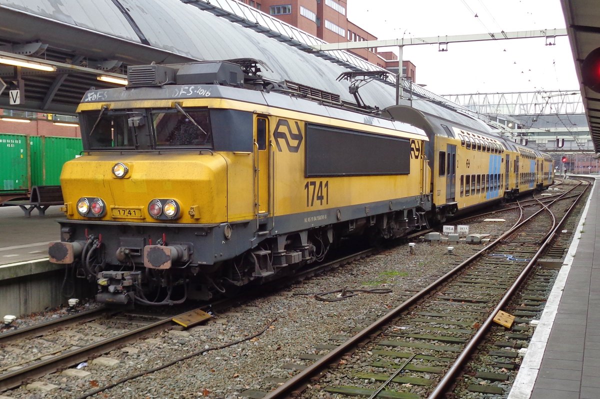 NS 1741 verlässt mit ein RB nach Utrecht am 5 Dezember 2018 Amersfoort.