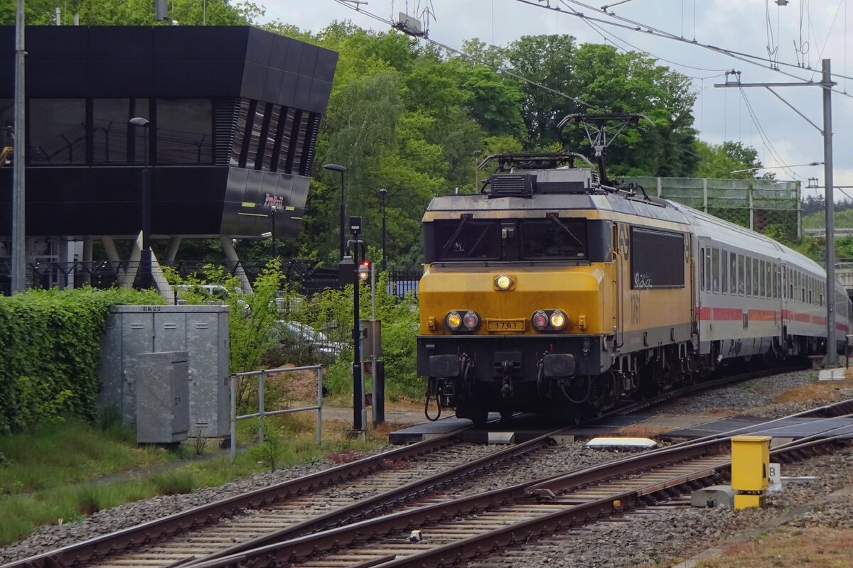NS 1761 treft am 25 Mai 2021 in Amersfoort ein mit ein IC-Berlijn.
