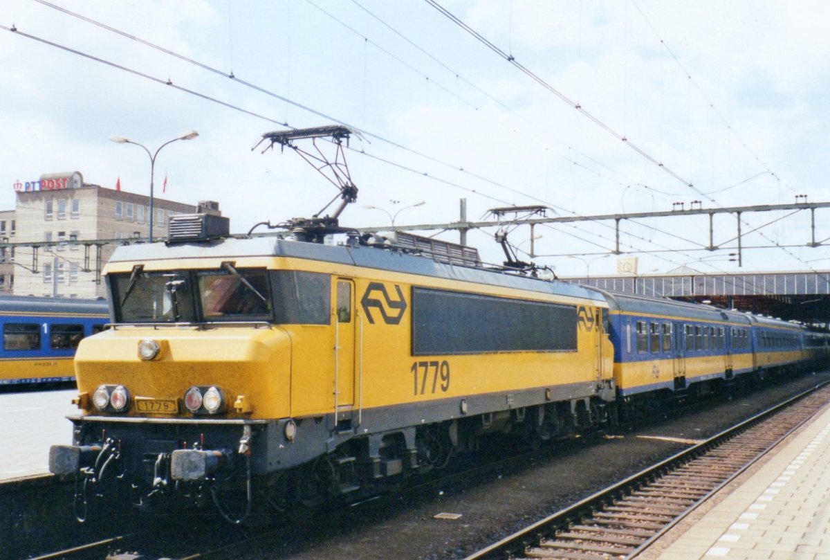 NS 1779 steht am 13 Juni 2002 in Den Haag CS. 