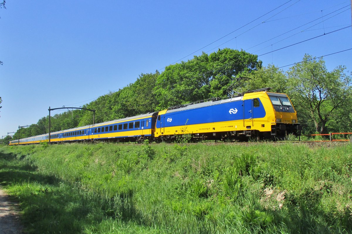 NS 186 045 passiert Tilburg Oude Warande am 26 Mai 2017.