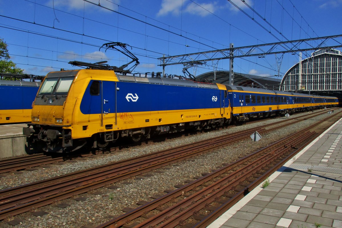 NS 186 112 steht am 5 Juli 2018 in Amsterdam centraal.