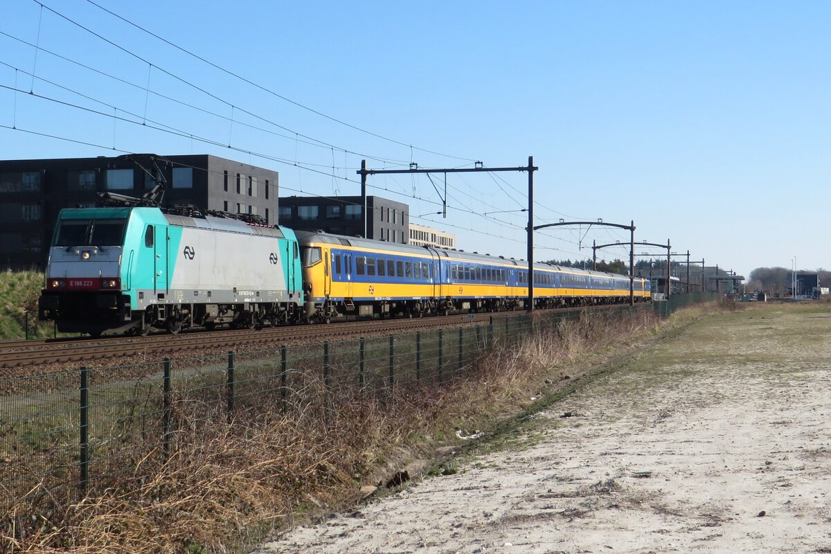 NS 186 223 schiebt ein IC-Zug nach Eindhoven durch Tilburg-Reeshof am 8 März 2022.