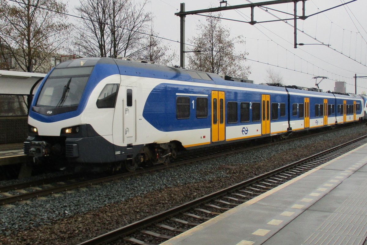 NS 2202 durchfahrt Nijmegen-Dukenburg am regnerischen 23 Februar 2017.