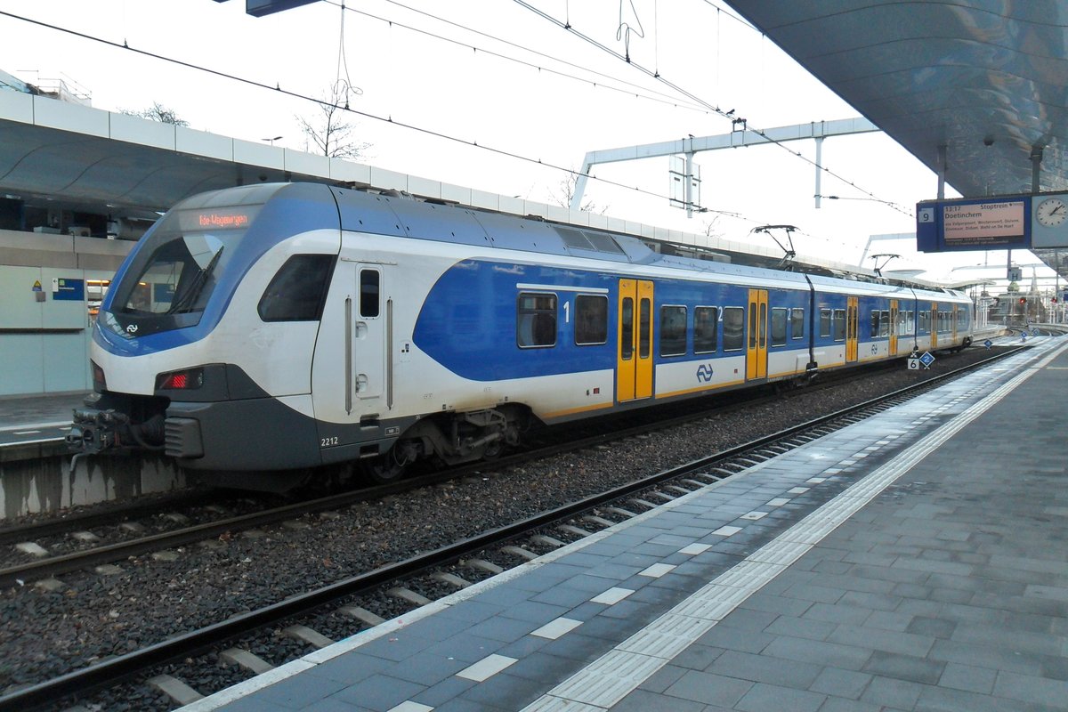NS 2212 steht am 10 Dezember 2018 in Arnhem Centraal.