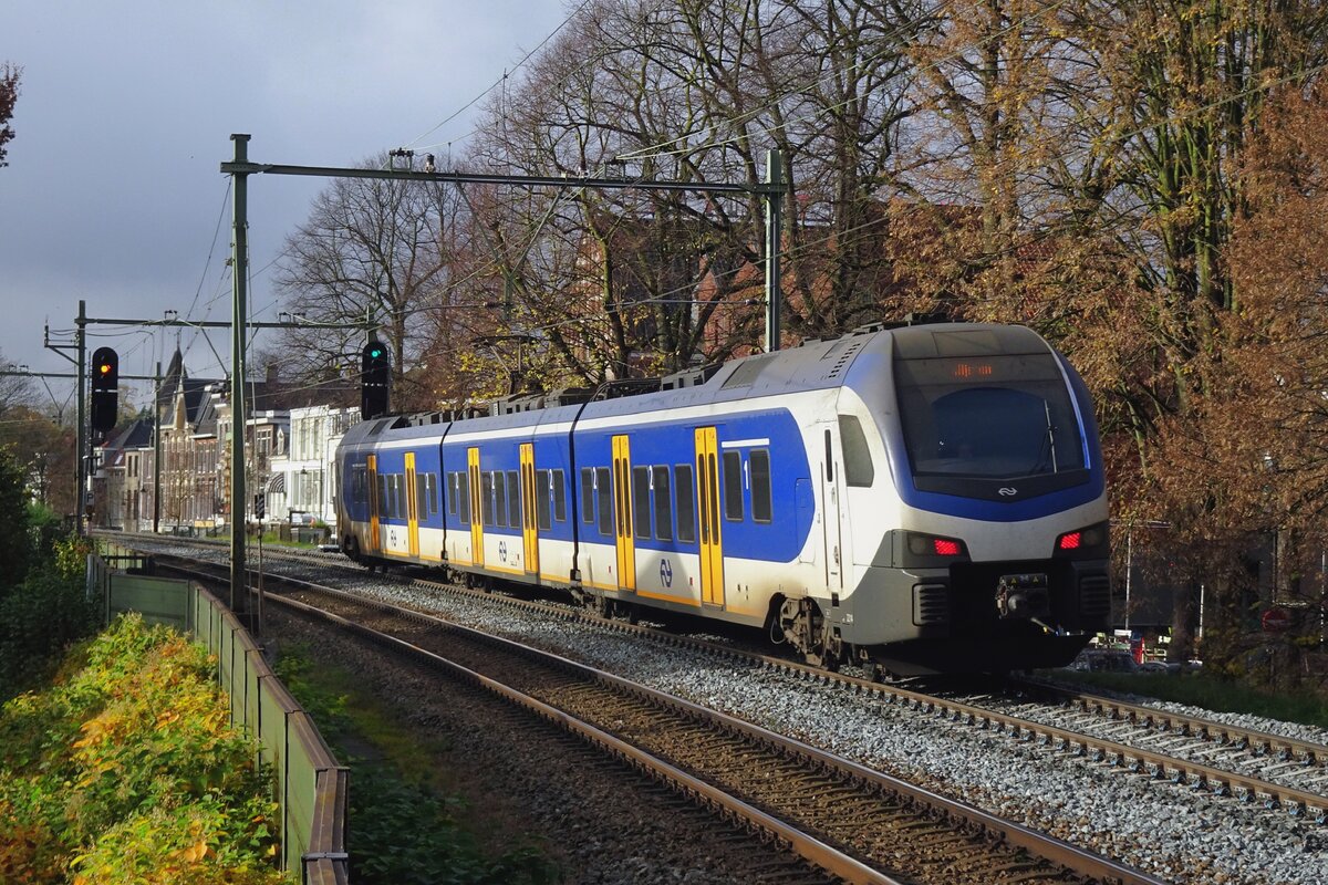 NS 2214 verlässt Arnhem-Velperpoort am 13 November 2021 während ein rares Moment mit Sonnenschein.