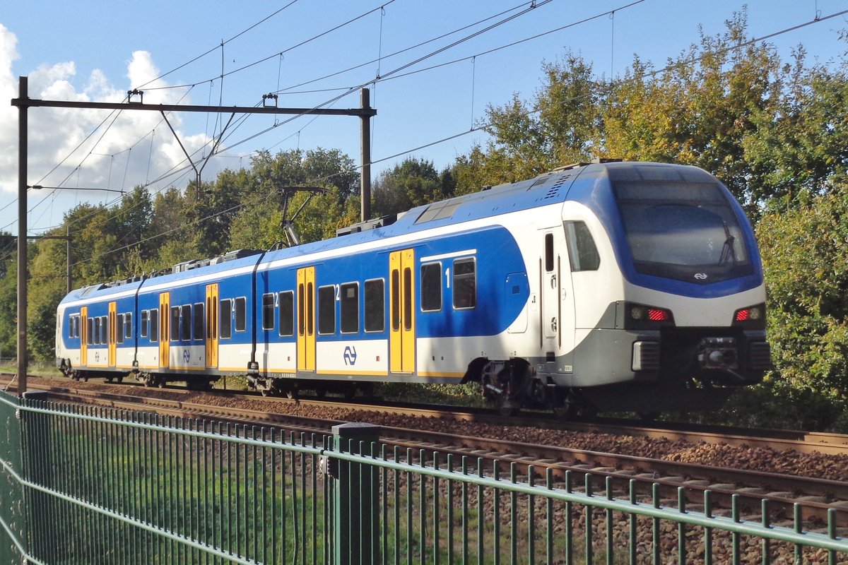 NS 2220 durchfahrt Wijchen am 4 November 2018.