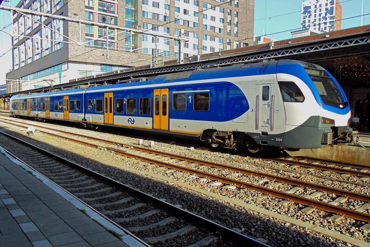 NS 2233 verlässt am 30 November 2019 Nijmegen.