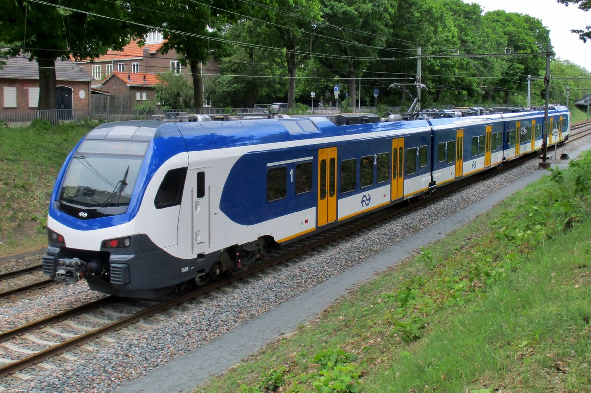 NS 2503 durchfahrt am 18 Mai 2017 Nijmegen-Kolopingbuurt.