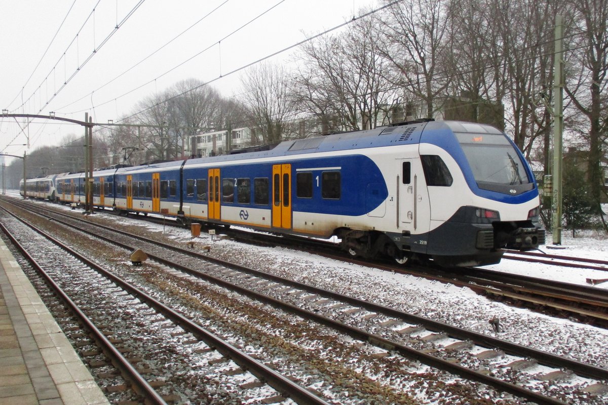 NS 2519 verlässt am 24 Januar 2019 Tilburg-Universiteit. 