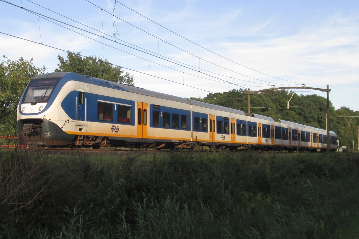 NS 2602 passiert am 26 Augustus 2016 Tilburg Oude Warande.