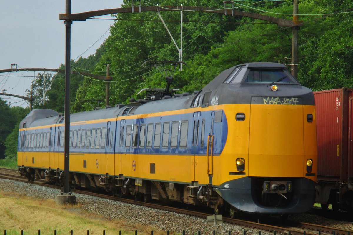 NS 4067 passiert Dordrecht Zuid am 10 Juni 2017.