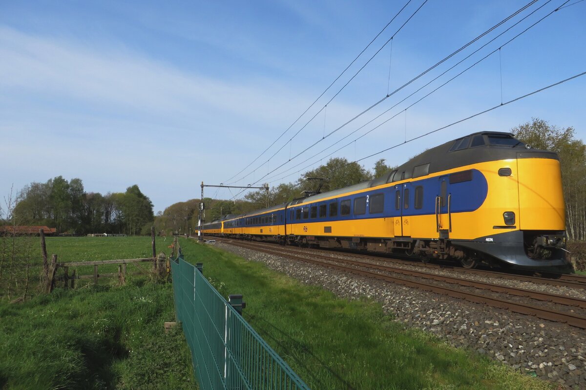 NS 4074 durcheilt Nijkerk am 27 April 2023.