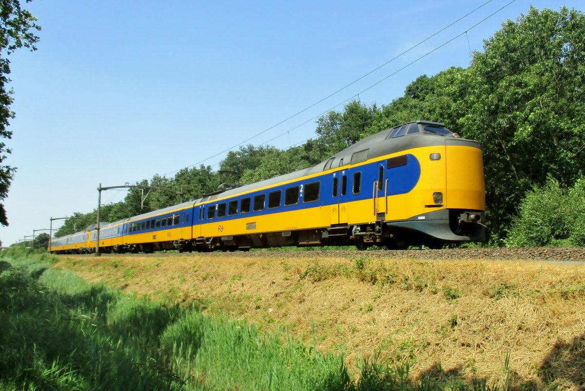 NS 4088 passiert Tilburg Oude warande am 26 Juli 2018.