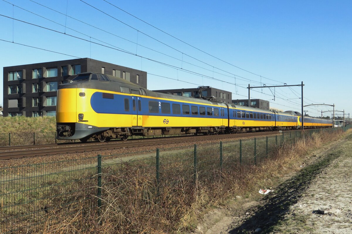 NS 4094 durcheilt Tilburg-Reeshof am 8 März 2022.
