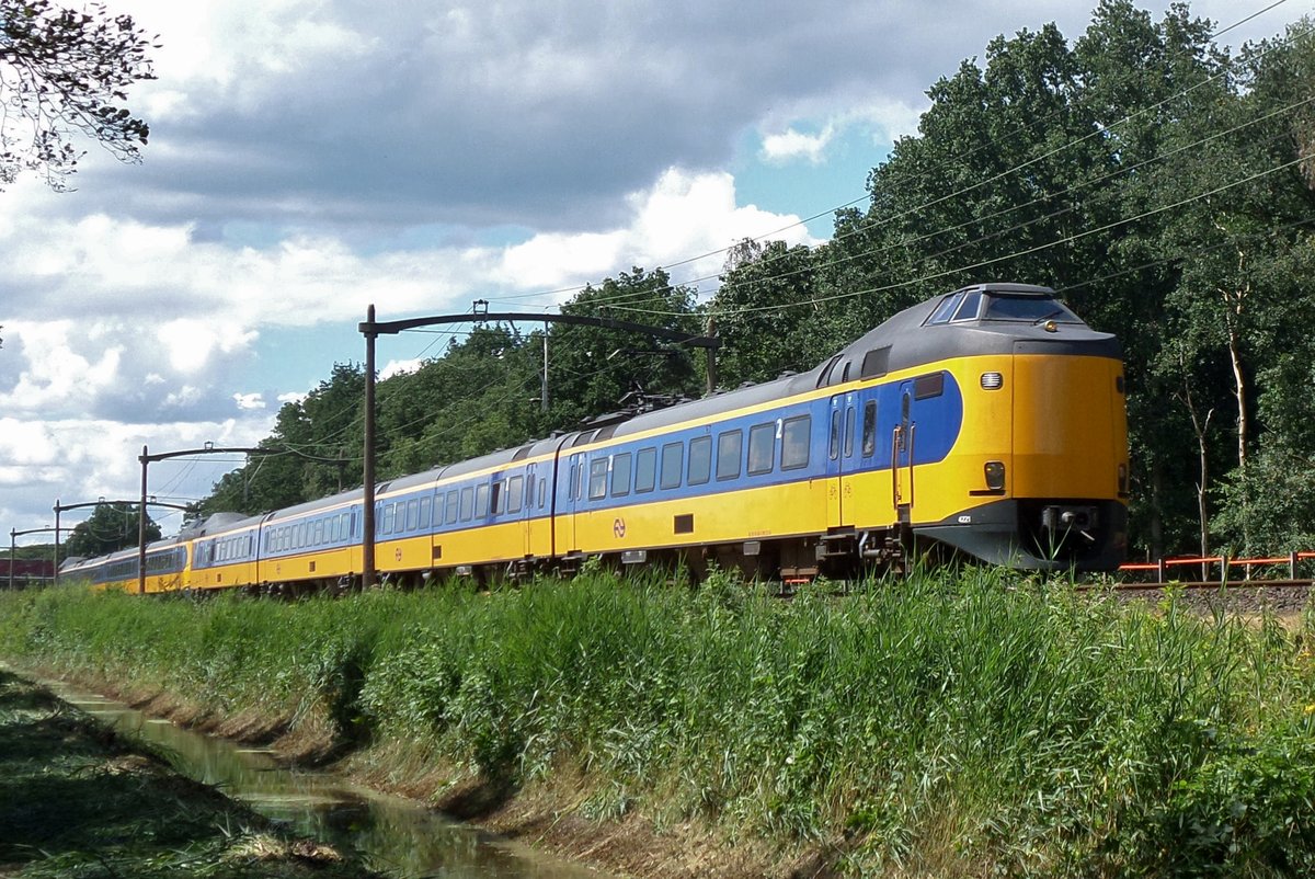 NS 4221 passiert Tilburg Oude warande am 23 Augustus 2016.