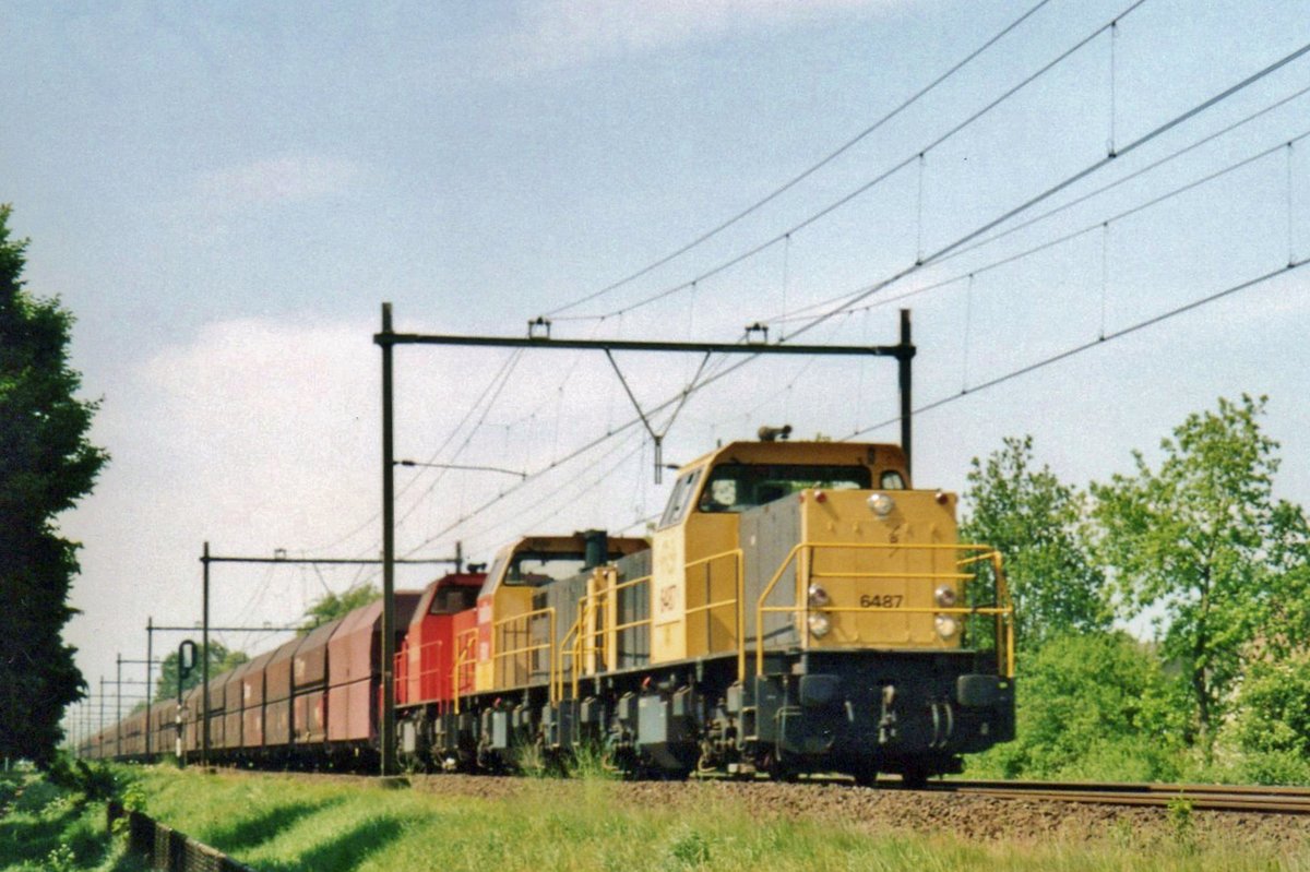 NS 6487 zieht ein Kohlezug durch Wijchen am 8 Juli 2007.