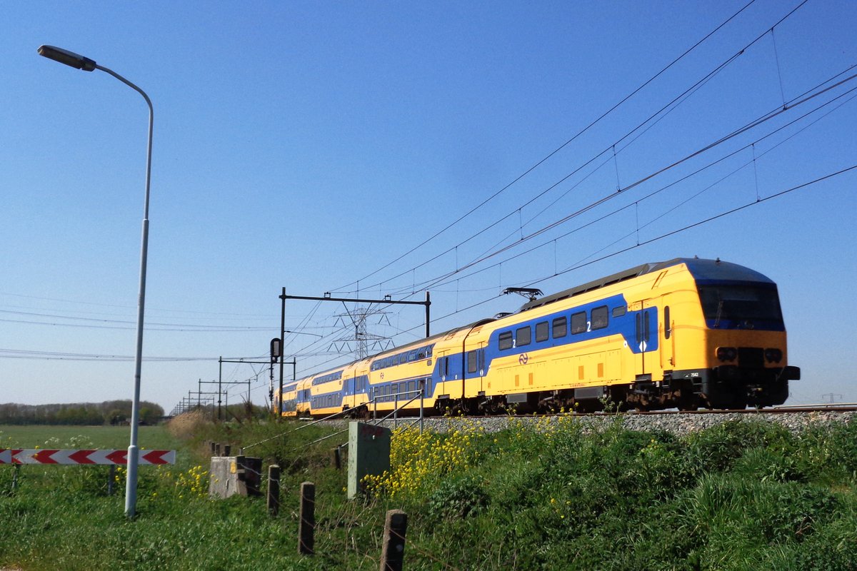 NS 7542 durchfahrt am 19 April 2019 Niftrik.