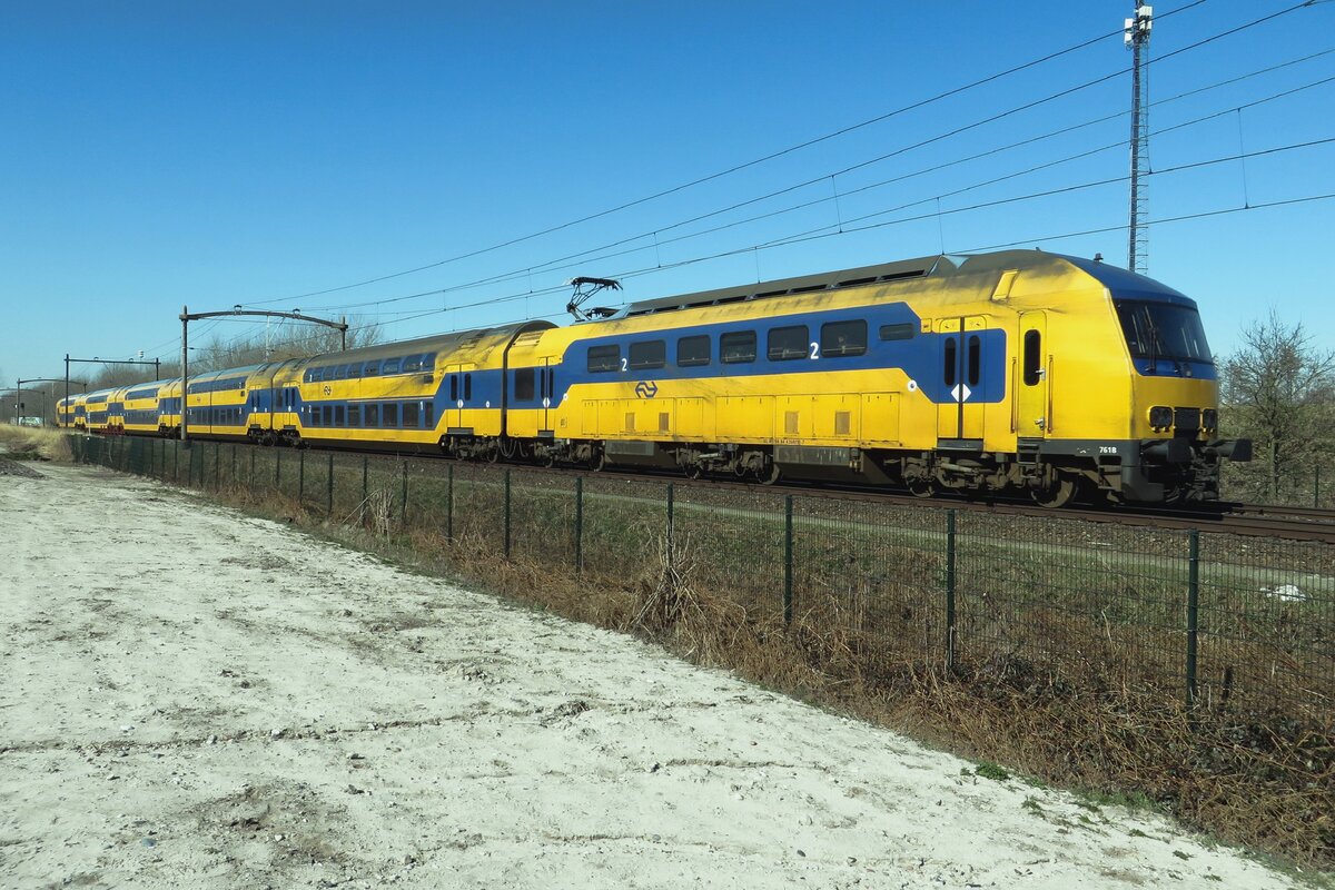 NS 7618 durchfahrt am 8 März 2022 Tilburg-Reeshof nach Eindhoven.