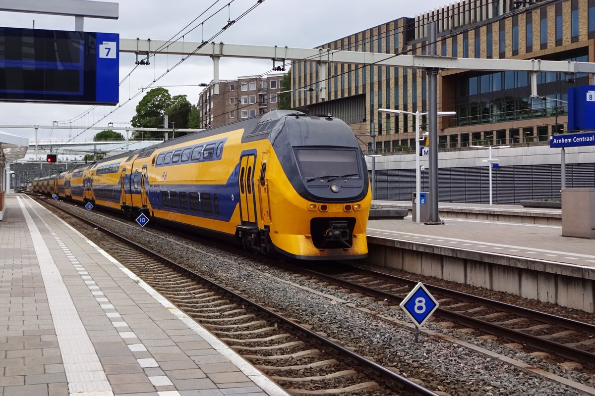 NS 9426 treft am 10 Mai 2019 in Arnhem ein -sie ist in das neue farbenpatron der VIRM unterwegs.