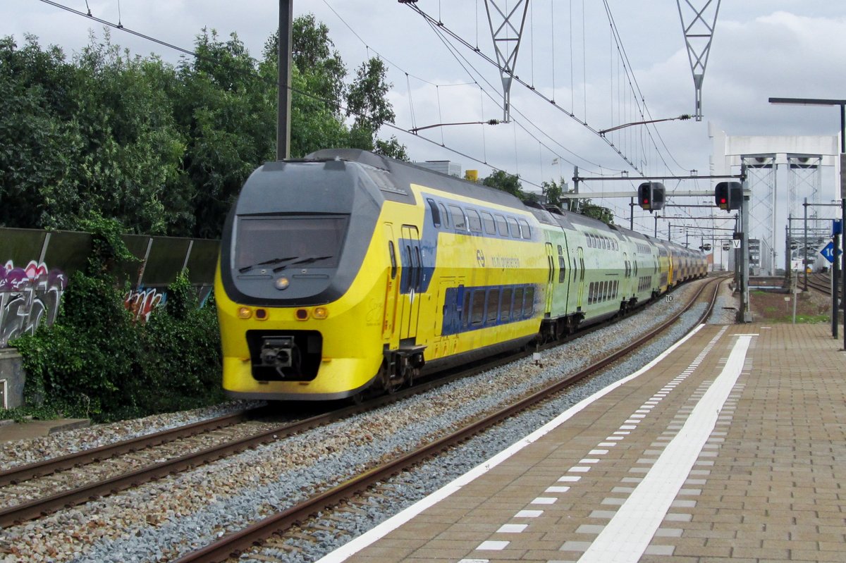 NS 9556 wirbt für grüne Strom und durcheilt Zwijndrecht am 16 Juli 2016.