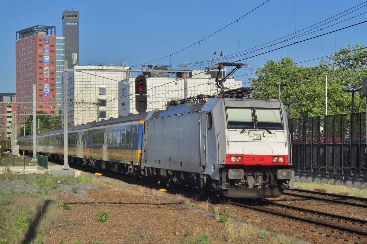 NS InterCity mit Söldner 186 238 treft am 10 Juni 2017 in Tilburg ein.