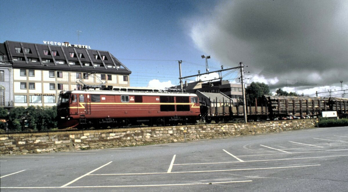 NSB El 14 2177 in Hamar am 04.08.1985.