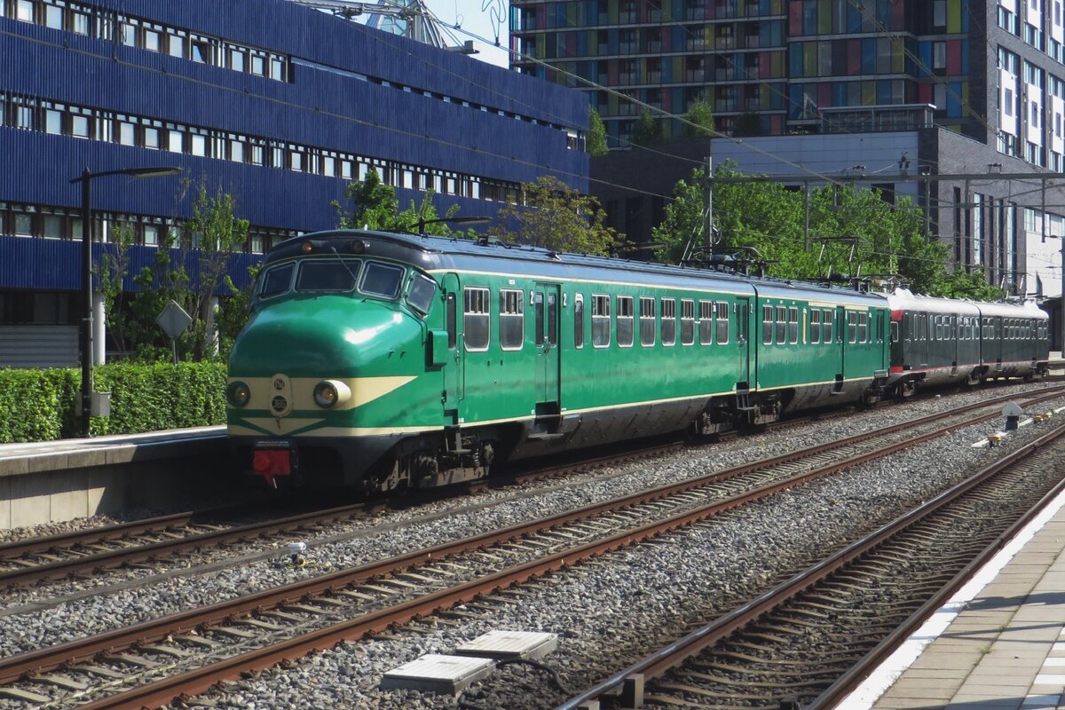 NSM 386 verlasst Nijmegen am 13 Mai 2023 mit ein noch alterer Triebzug am Haken.