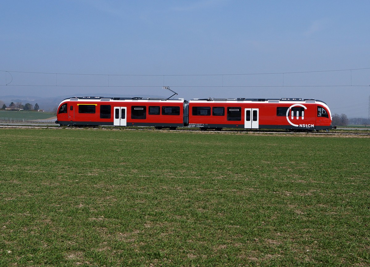 NStCM: Der neue Triebzug von Stadler Rail, der ABe 4/8 402-401 auf einer seiner ersten Testfahrten am 19. Mrz 2015 zwischen Trelex und Plantaz.
Foto: Walter Ruetsch