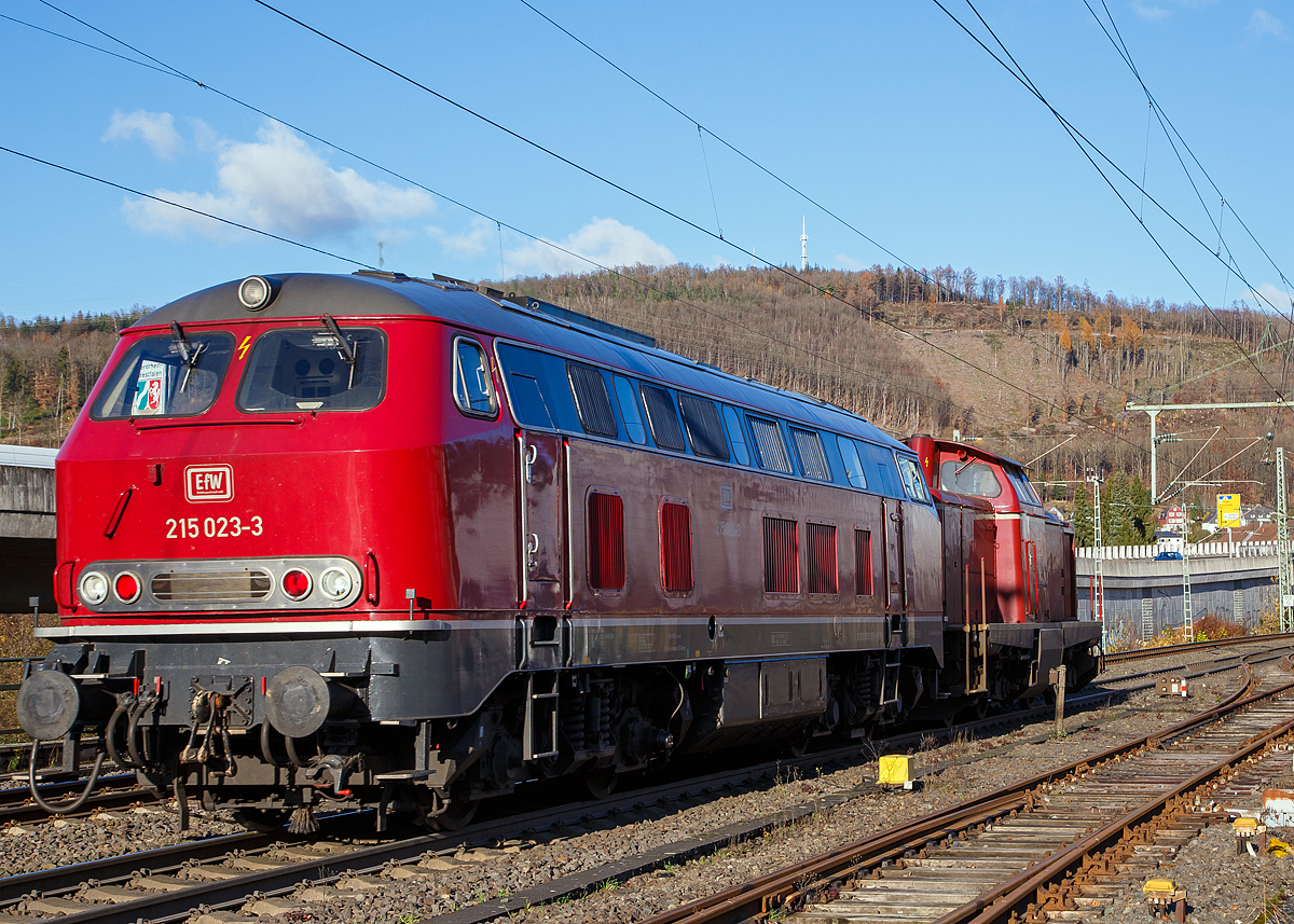 Nun besseres Licht beim Nachschuss....
Die 212 325-5 (92 80 1212 325-5 D-EFW), ex DB V 100 2325, mit der 215 023-3 eigentlich 225 023-1 (92 80 1225 023-1 D-EFW) im Schlepp als Lz (Lokzug) am 22.11.2021 durch Niederschelden in Richtung Siegen. Beide Loks gehören der EfW-Verkehrsgesellschaft mbH. 

Die V 100.20 (212 325-5) wurde 1966 MaK in Kiel unter der Fabriknummer 1000372 gebaut und als V 100 2325 an die Deutsche Bundesbahn geliefert. Zum 01.01.1968 Umzeichnung in DB 212 325-5. Z-Stellung und Ausmusterung bei der DB im Jahr 2001. Im Jahr 2002 über ALS - ALSTOM Lokomotiven Service GmbH in Stendal an die EBM Cargo GmbH & Co. KG dann 2005 an TSD - Transport-Schienen-Dienst GmbH, teilweise als Mietlok. Seit 2010 ist sie nun auch bei der EfW-Verkehrsgesellschaft mbH.

Die V 163 (225 023-1) wurde 1970 bei Krupp in Essen unter der Fabriknummer 5044 gebaut an die DB geliefert. Im Jahr 2001 erfolgte der Umbau und Umzeichnung in DB 225 023-1. Seit 2013 ist sie bei der EFW. Sie ist für Steilstrecken zugelassen und besitzt zusätzlich die belgische Zugsicherung.